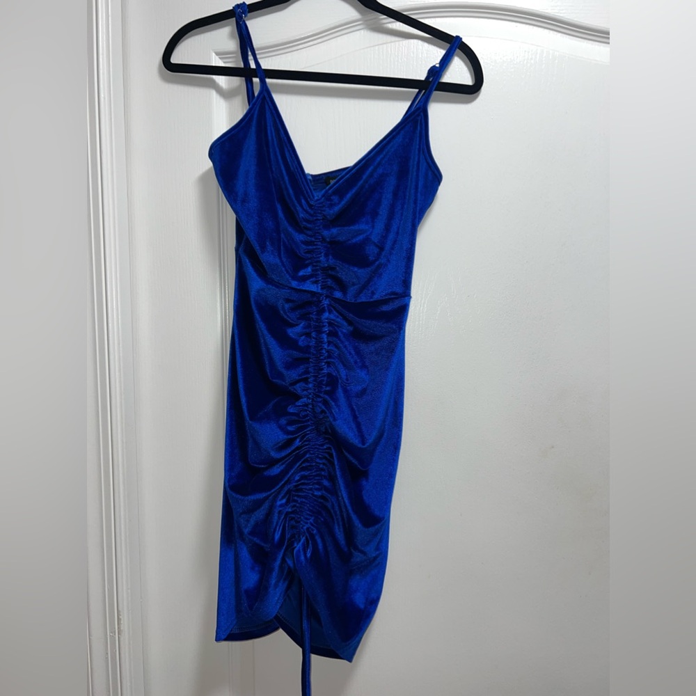 Blue velvet fitted dress.